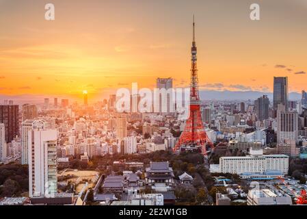 Tokio, Japan Moderne städtische Skyline bei Sonnenuntergang mit Blick auf den Turm. Stockfoto