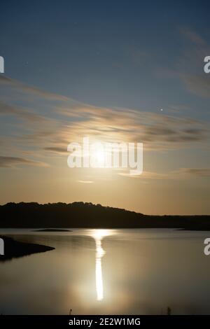 See Staudamm Stausee Landschaft erhellt durch Mondlicht mit schönen Reflexion in Alentejo, Portugal Stockfoto