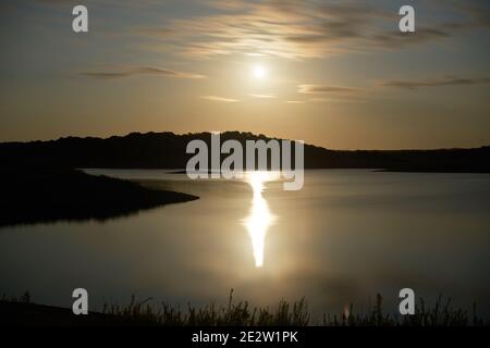 See Staudamm Stausee Landschaft erhellt durch Mondlicht mit schönen Reflexion in Alentejo, Portugal Stockfoto