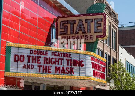 Traverse City, MI, US-August 16, 2020: Schild am lokalen Theater auf der geschäftigen Hauptstraße in der Innenstadt mit der Lesung "Do the Right Thing and the Mask" während der Ära Stockfoto