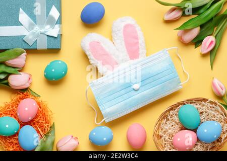 Frohe Ostern. Flache Grußkarte vor gelbem Hintergrund. Stockfoto