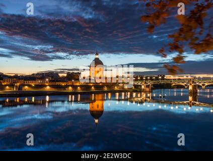 Pont Saint Pierre et Grave Krankenhaus in der Abenddämmerung im Herbst, in Toulouse, Haute Garonne, Occitanie, Frankreich Stockfoto