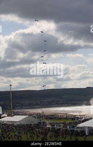 Scottish International Airshow 2017. Samstag 2nd September Low Green Ayr, Ayrshire, Schottland, Großbritannien . Die RAF Falcons sind ein britisches Militär-Fallschirmspringer-Display-Team, das hier an den Strand an der Küste von Ayr Fallschirmspringen sieht Stockfoto