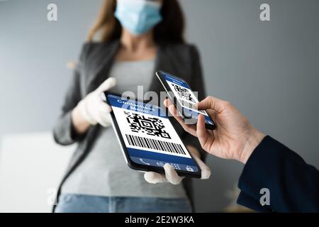 Kunden Scannen Online-Menü-Code Mit Smartphone Trägt Gesichtsmaske Stockfoto