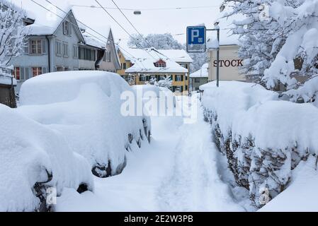 Sankt Gallen, Schweiz - 15. Januar 2021: Geparkte Autos im Schnee begraben Stockfoto