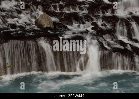 Hraunfossar Wasserfälle im Westen Islands Stockfoto