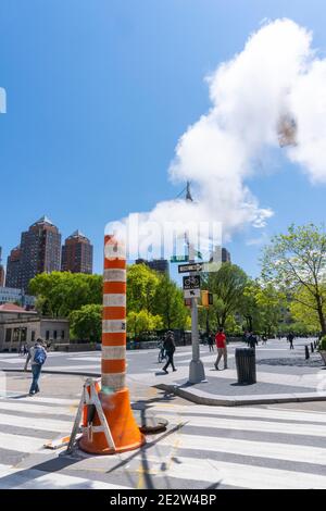 Der Dampf steigt und driftet am blauen Himmel um den Union Square NYC herum. Stockfoto