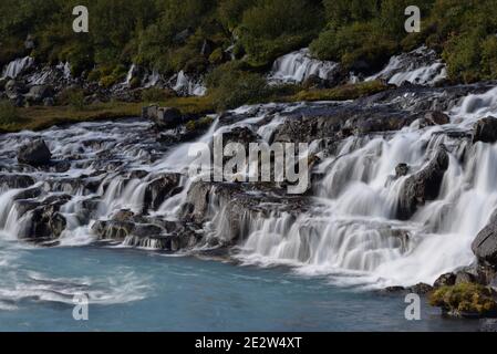 Hraunfossar Wasserfälle im Westen Islands Stockfoto