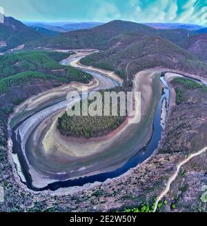 Blick auf den Fluss. Melero mäandert in Las Hurdes. Extremadura. Spanien Stockfoto