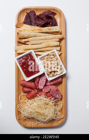 Biersnacks mit Salami, Erdnüssen, Cheddar-Käse und Ketchup Stockfoto