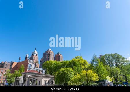 Im Union Square Park in New York City wachsen frische grüne Bäume. Stockfoto