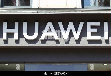 Kiew, Ukraine. Juni 2019. Das Huawei-Logo ist über dem Eingang zum Markengeschäft zu sehen. Kredit: SOPA Images Limited/Alamy Live Nachrichten Stockfoto