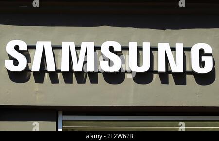 Kiew, Ukraine. Juni 2019. Das Samsung-Logo ist über dem Eingang zum Markengeschäft zu sehen. Kredit: SOPA Images Limited/Alamy Live Nachrichten Stockfoto