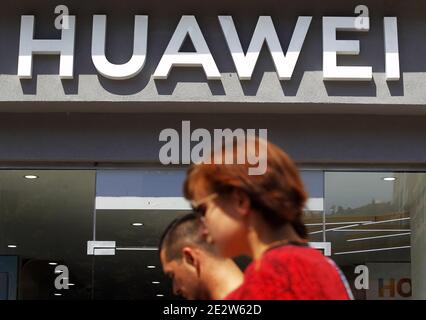 Kiew, Ukraine. Juni 2019. Die Leute laufen am Huawei-Logo vorbei, das über dem Eingang zum Markengeschäft zu sehen ist. Kredit: SOPA Images Limited/Alamy Live Nachrichten Stockfoto