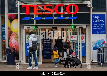 London, Großbritannien. Januar 2021. Tescos, Clapham South, führt ein Ampeleintrittssystem während der nationalen Sperre 3 ein. Dies ersetzt Tier-4-Beschränkungen und die Regierung Anweisung ist für alle zu Hause zu bleiben, um den Druck auf die NHS zu sparen. Kredit: Guy Bell/Alamy Live Nachrichten Stockfoto