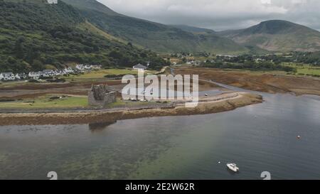 Landschaft von Bergen Tal Dorf bei Whisky-Brennerei. Niemand Natur Seestück. Yachten, Schiffe auf Ocean Bay. Cinematic Loch Ranza Bay, Arran Island, Schottland, Vereinigtes Königreich, Europa Stockfoto