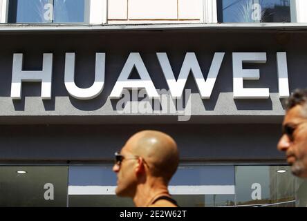 Kiew, Ukraine. Juni 2019. Männer laufen am Huawei-Logo vorbei, das über dem Eingang zum Markengeschäft zu sehen ist. Kredit: SOPA Images Limited/Alamy Live Nachrichten Stockfoto