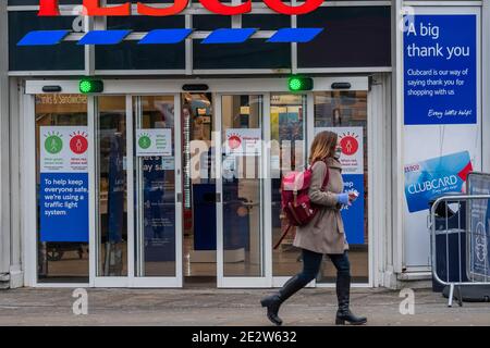 London, Großbritannien. Januar 2021. Tescos, Clapham South, führt ein Ampeleintrittssystem während der nationalen Sperre 3 ein. Dies ersetzt Tier-4-Beschränkungen und die Regierung Anweisung ist für alle zu Hause zu bleiben, um den Druck auf die NHS zu sparen. Kredit: Guy Bell/Alamy Live Nachrichten Stockfoto