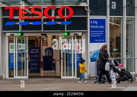 London, Großbritannien. Januar 2021. Tescos, Clapham South, führt ein Ampeleintrittssystem während der nationalen Sperre 3 ein. Dies ersetzt Tier-4-Beschränkungen und die Regierung Anweisung ist für alle zu Hause zu bleiben, um den Druck auf die NHS zu sparen. Kredit: Guy Bell/Alamy Live Nachrichten Stockfoto