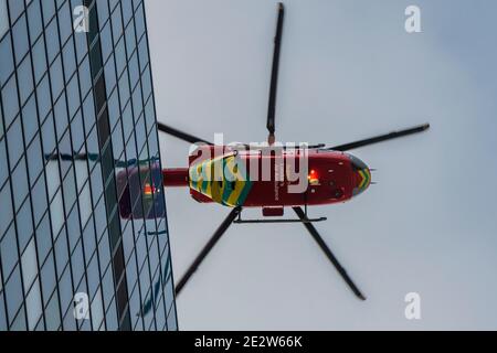 London, Großbritannien. Januar 2021. Der Krankenwagen kommt an Land, als seine Crew in einem Krankenwagen unten im Royal London Hospital in Whitechapel ankommt. Es ist die zweite Woche der nationalen Lockdown 3. Dies ersetzt Tier-4-Beschränkungen und die Regierung Anweisung ist für alle zu Hause zu bleiben, um den Druck auf die NHS zu sparen. Kredit: Guy Bell/Alamy Live Nachrichten Stockfoto