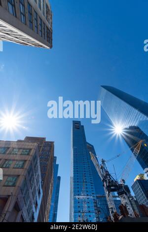 Hochhäuser stehen in den Hudson Yards, die in NYC entwickelt werden. Stockfoto