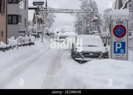 Sankt Gallen, Schweiz - 15. Januar 2021: Geparkte Autos im Schnee begraben Stockfoto