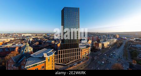 Blick auf den Sonnenuntergang auf Hadrian's Tower und Newcastle upon Tyne, Newcastle upon Tyne, Tyne and Wear, England, Großbritannien Stockfoto