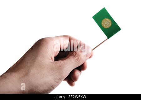 Hand, die Rohingya Flagge auf weißem Hintergrund Stockfoto