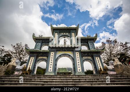 Schöne heilige Lady Buddha Skulptur Pagode in Son Tra Halbinsel, Ba Na Hills, Danang, Vietnam. Stockfoto