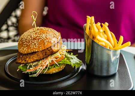 Burger mit pommes in Grenada Stockfoto