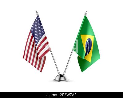 Schreibtisch Fahnen, Vereinigten Staaten von Amerika und Brasilien, auf weißem Hintergrund. 3D-Bild Stockfoto