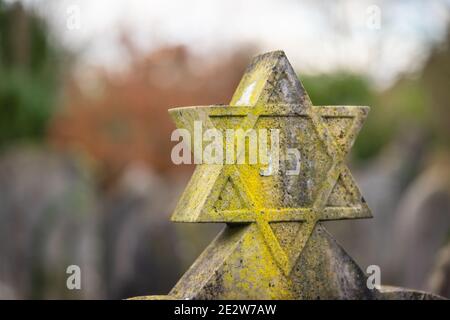 Ein verwitterter Davidstern auf einem Grabstein, jüdisches Grab mit der Inschrift „po nikbar“ / „po nitman“ auf dem alten Friedhof in Southampton, Großbritannien Stockfoto