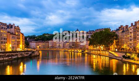 Panorama der Bondy und Saint Vincent Docks an der Saone, in der Dämmerung, in Lyon, in der Rhone, Frankreich Stockfoto