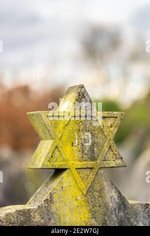 Ein verwitterter Davidstern auf einem Grabstein, jüdisches Grab mit der Aufschrift 'po nikbar' / 'po nitman' auf dem Alten Friedhof in Southampton, Großbritannien Stockfoto