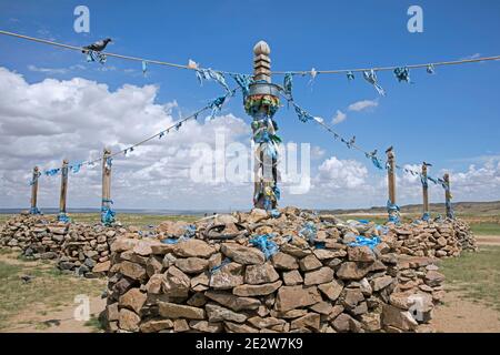 Ovoo / oboo / obo, mongolische heilige Steinhaufen mit blauen Khadags, zeremonielle Seidenschals verwendet, als Altäre oder Schreine in der Wüste Gobi, Mongolei Stockfoto