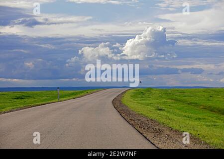 Leere Straße und Regenwolken bilden sich über der Wüste Gobi, Regenschattenwüste wird im Sommer grün, Südmongolei Stockfoto