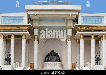 Haupteingang zum mongolischen Regierungspalast / Staatspalast mit Statue von Dschingis Khan in der Hauptstadt Ulaanbaatar / Ulan Bator, Mongolei Stockfoto