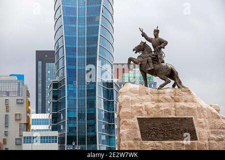 Blauer Himmelsturm und Statue von Damdin Sükhbaatar auf dem Sukhbaatar Platz / Chingis Platz in der Hauptstadt Ulaanbaatar / Ulan Bator, Mongolei Stockfoto