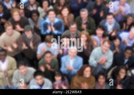 Aus der Sicht der Multiethnischen Menschen, die bei der Kundgebung klatschen Stockfoto