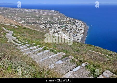 Santorini Insel, Panoramablick von der antiken Thera archäologischen Stätte. Im Hintergrund befindet sich die Küste von Kamari und der internationale Flughafen. Stockfoto