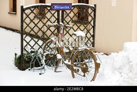 Niederwiesa, Deutschland. Januar 2021. Ein verschneite Fahrrad steht am Fahrradstand eines Biergartens vor dem Barockschloss Lichtenwalde. Quelle: Jan Woitas/dpa-Zentralbild/ZB/dpa/Alamy Live News Stockfoto