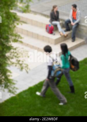 Verschwommenes Foto von Schülern auf dem Schulgelände Stockfoto