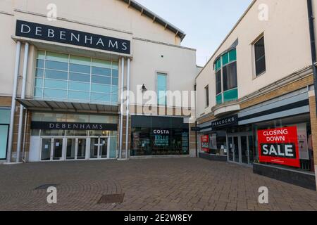 Weymouth, Dorset, Großbritannien. Januar 2021. Allgemeine Ansicht des Debenhams Kaufhauses in Weymouth in Dorset, das nicht wieder geöffnet wird, wenn die Sperre endet. Daneben ist ein Pfauengeschäft, das Verkaufsschilder im Fenster schließt. Bild: Graham Hunt/Alamy Live News Stockfoto