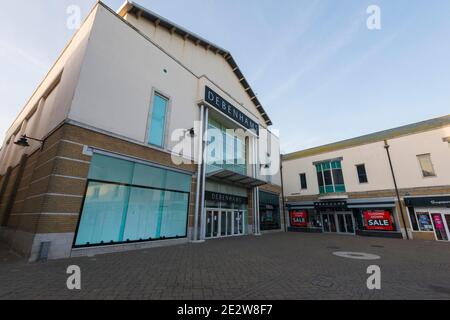 Weymouth, Dorset, Großbritannien. Januar 2021. Allgemeine Ansicht des Debenhams Kaufhauses in Weymouth in Dorset, das nicht wieder geöffnet wird, wenn die Sperre endet. Daneben ist ein Pfauengeschäft, das Verkaufsschilder im Fenster schließt. Bild: Graham Hunt/Alamy Live News Stockfoto