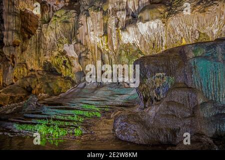 Innenraum der Thien Cung Höhle / Paradise Höhle, eine von vielen Kalksteinhöhlen in Ha Long Bay / Halong Bay / Vinh Ha Long, Quang Ninh Provinz, Vietnam Stockfoto