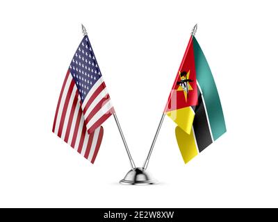 Schreibtisch Fahnen, Vereinigten Staaten von Amerika und in Mosambik, auf weißem Hintergrund. 3D-Bild Stockfoto