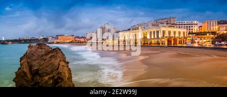 Biarritz Strand bei Nacht im Winter, in den atlantischen Pyrenäen, im Baskenland, in Neu-Aquitanien, Frankreich Stockfoto