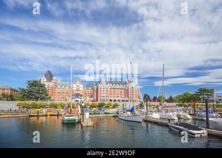 Ein sonniger Sommertag im inneren Hafen von Victoria, der Hauptstadt von British Columbia in Kanada. Stockfoto