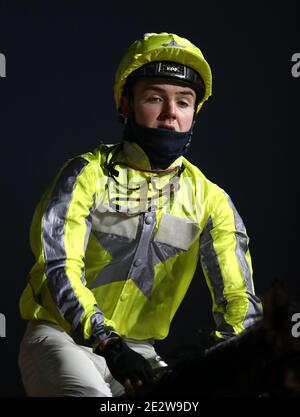 Jockey George Bass nach dem Bombardier ÔMarch zu Ihrem eigenen DrumÕ Handicap auf der Southwell Racecourse. Stockfoto