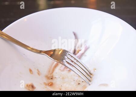 Salat nach dem Essen. Leere Platte. Dreckige Schüssel im Restaurant Stockfoto